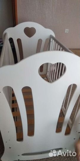 Детская кроватка с маятником и ящиком