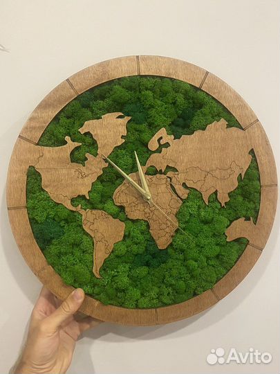 Часы настенные из дерева с мхом