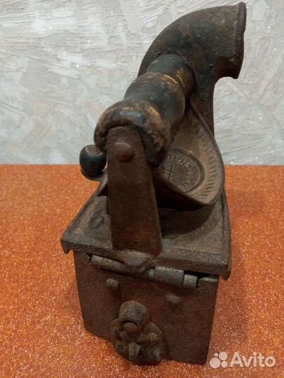 Старинный угольный утюг