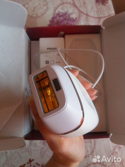 Фотоэпилятор Philips Lumea Essential BRI863