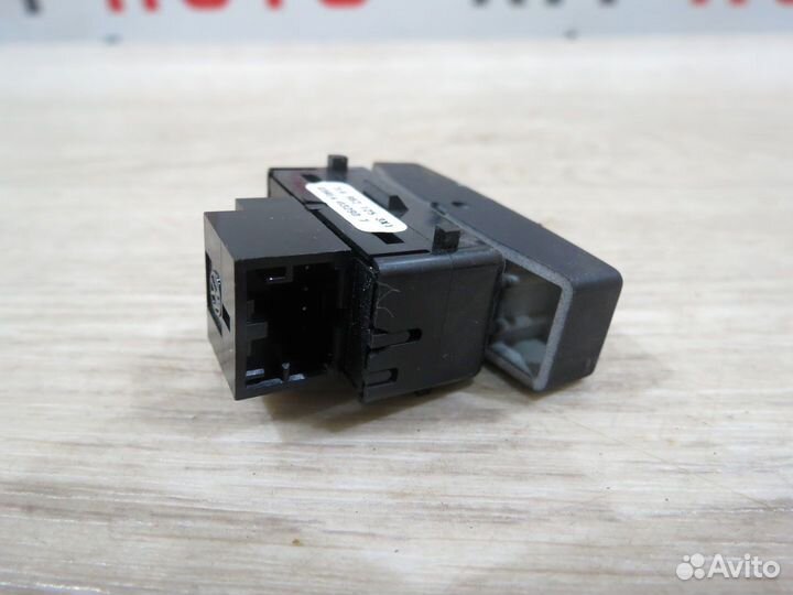 Кнопка центрального замка Volkswagen Touareg