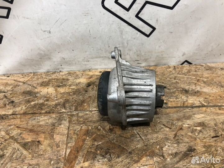 Подушка двигателя левая Mercedes-Benz C-Class W205