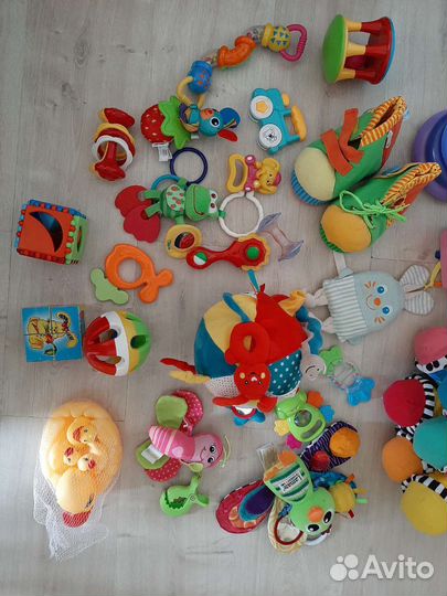 Развивающие игрушки для малыша пакетом