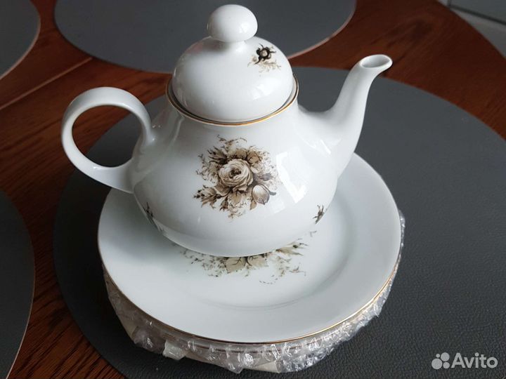 Заварочный чайник и 3 тарелки
