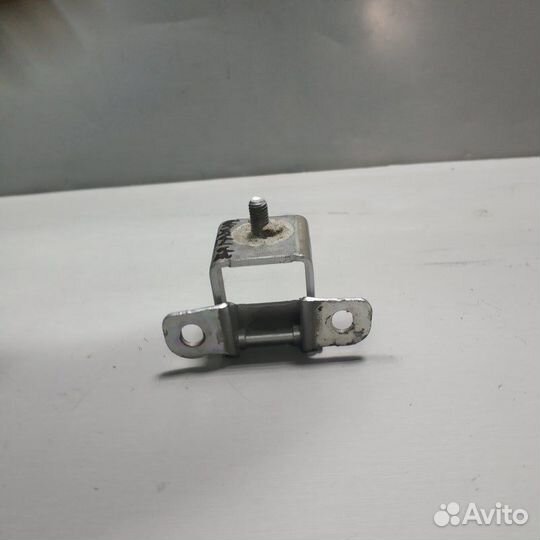 Петля крышки багажника Renault Sandero 2 K7M812