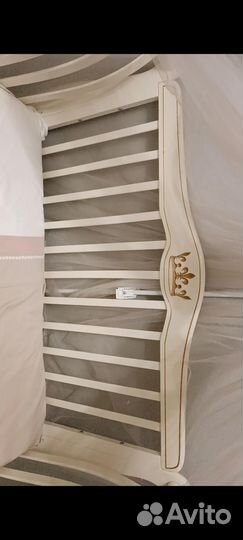 Детская кроватка с маятником и ящиком