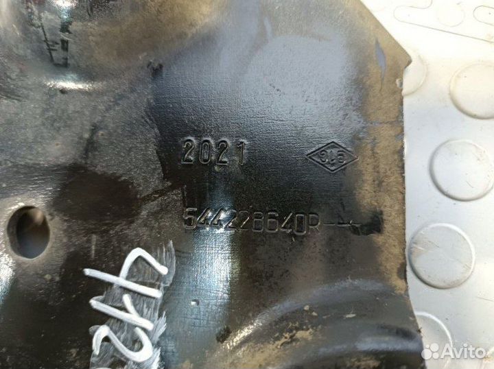 Кронштейн подрамника передний правый Renault