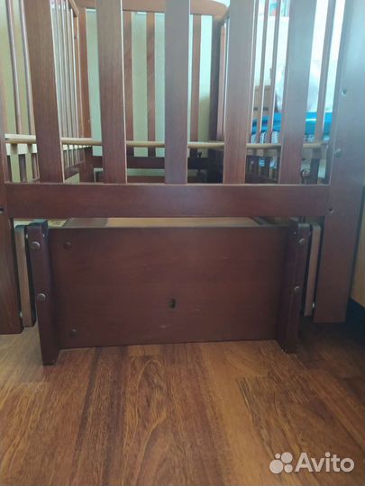 Детская кроватка с продольным маятником