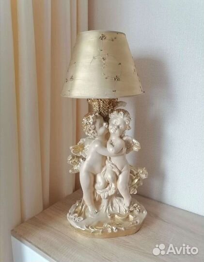 Амуры со светильником