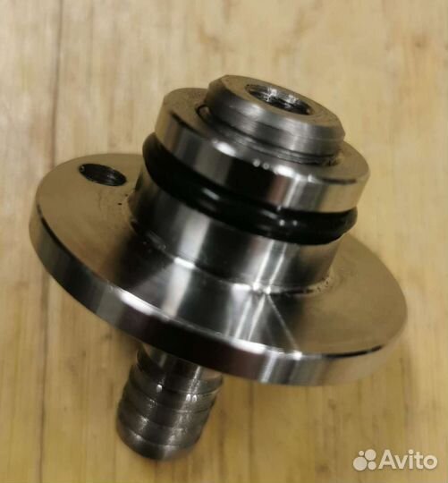 Штуцер вакуумного насоса wabco cummins с клапаном