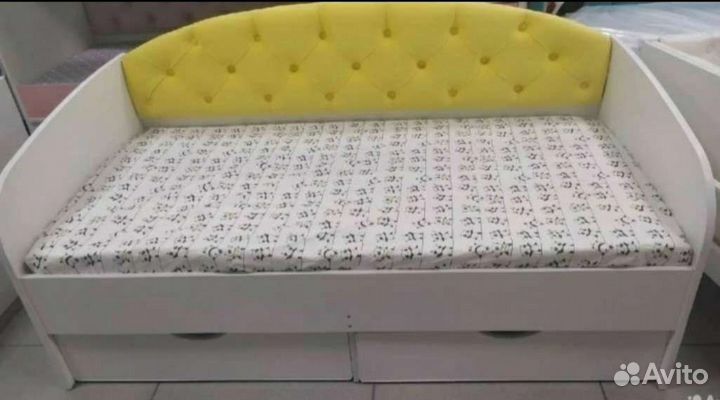Детская кровать с мягкой спинкой