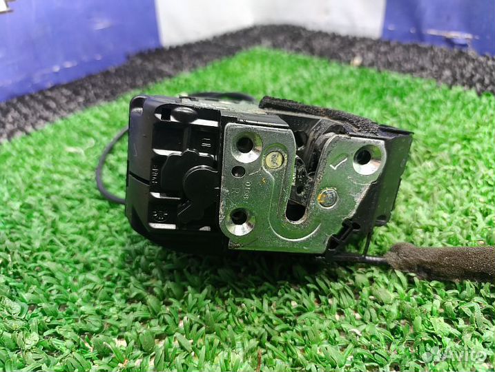 Замок двери передней правой Nissan Pathfinder