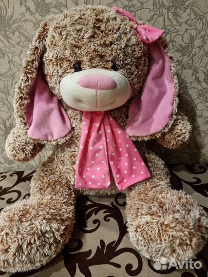 Большой плюшевый заяц