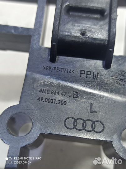 Опора напольного покрытия левая (Audi Q8)