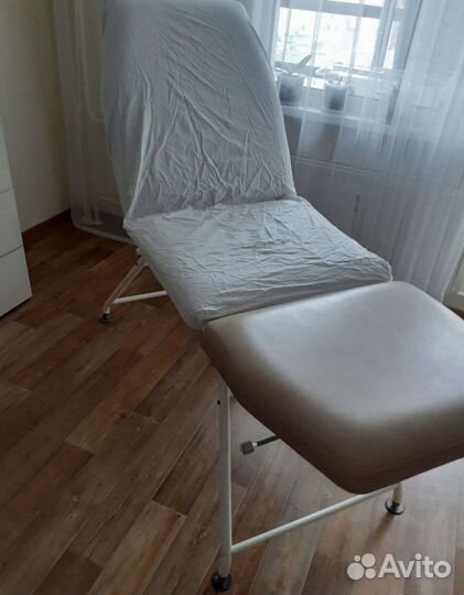 Педикюрное кресло и кушетка
