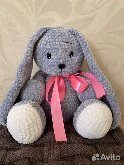 Мягкие игрушки заяц, одеяло вязанное в коляску