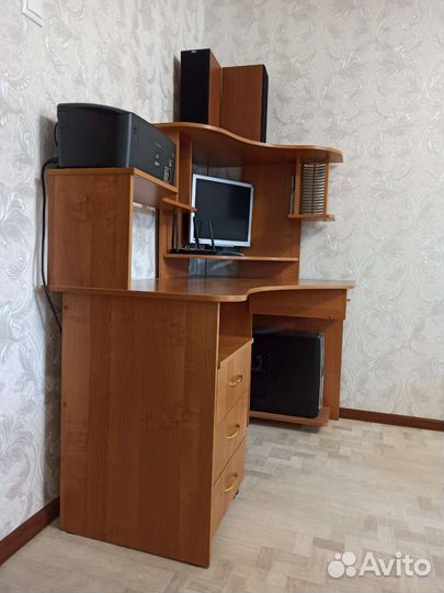 Компьютерный стол угловой бу в отличном состоянии