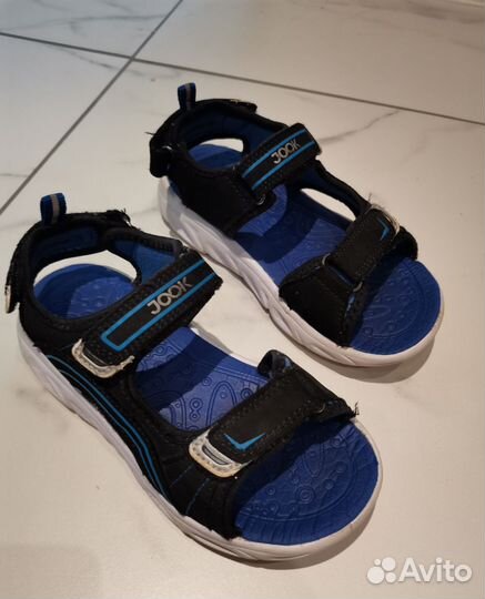 Кроссовки и сандали детские 30 размер