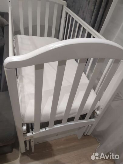 Детская кроватка с продольным маятником