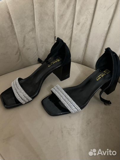 Босоножки женские на каблуке