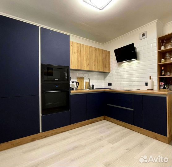 Угловая в потолок кухня на заказ