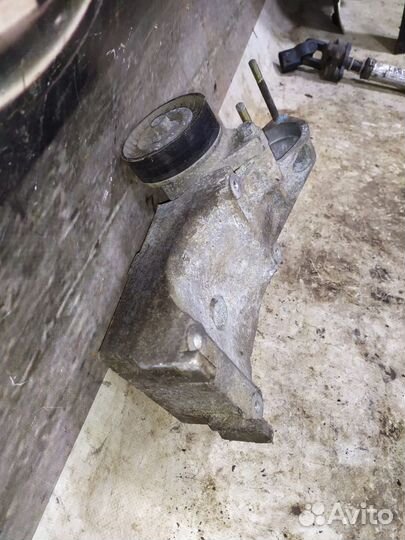 Кронштейн компрессора кондицион. и ролик chevrolet