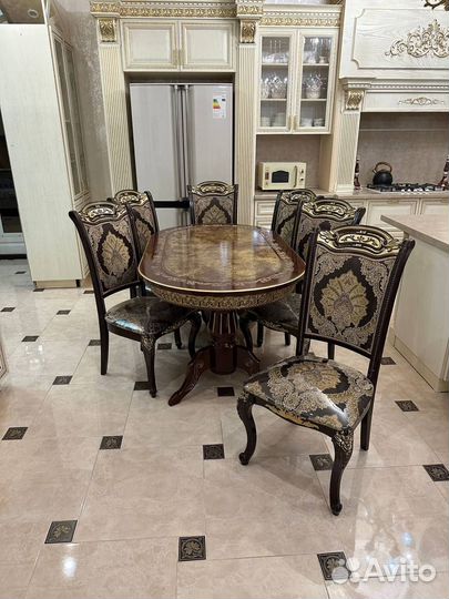 Стол и стулья