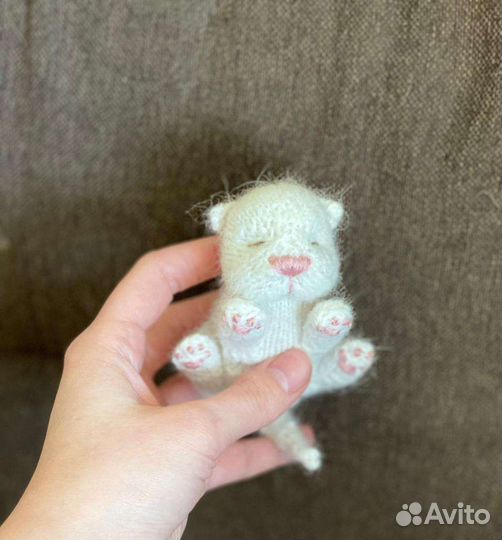 Вязаный котенок игрушка