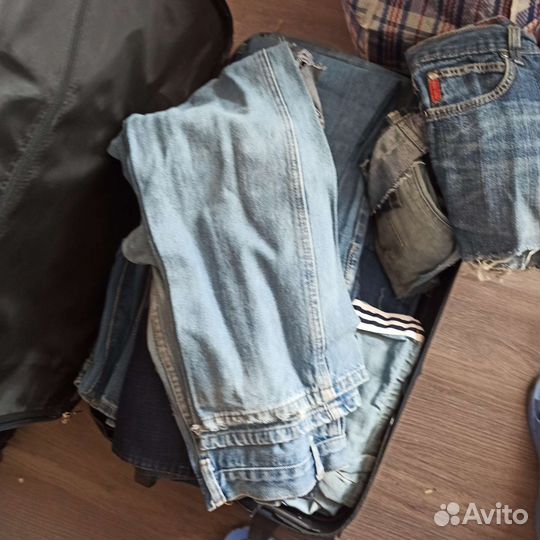 Целый чемодан с джинсами для рукоделия