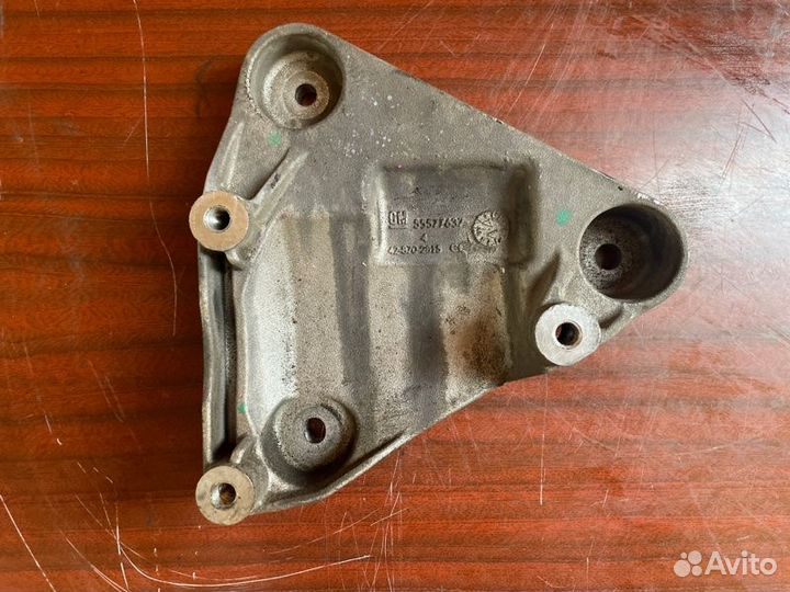 Кронштейн компрессора кондиционера Chevrolet Cruz