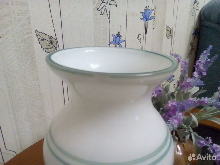 Ваза из молочного стекла