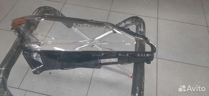 Стекло фары правой Lexus LX 450d 2015