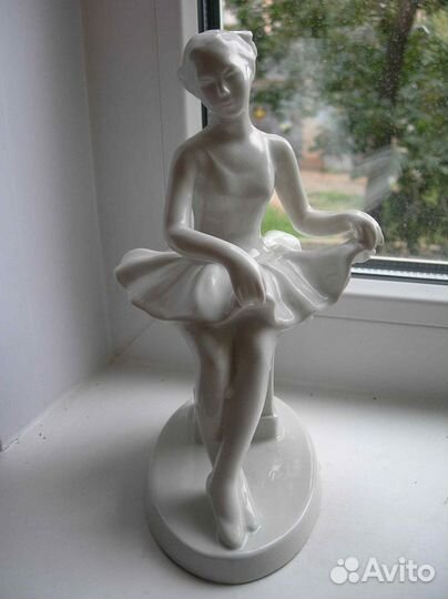 Скульптура вербилки балерина на тумбе состояние