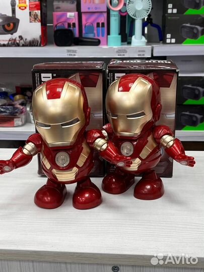 Танцующий робот железный человек