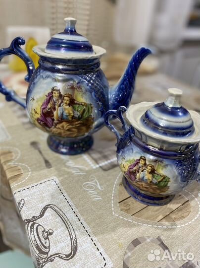 Заварочный чайник и сахарница