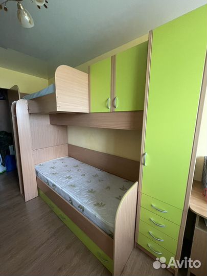 Детская кровать двухъярусная с лестницей