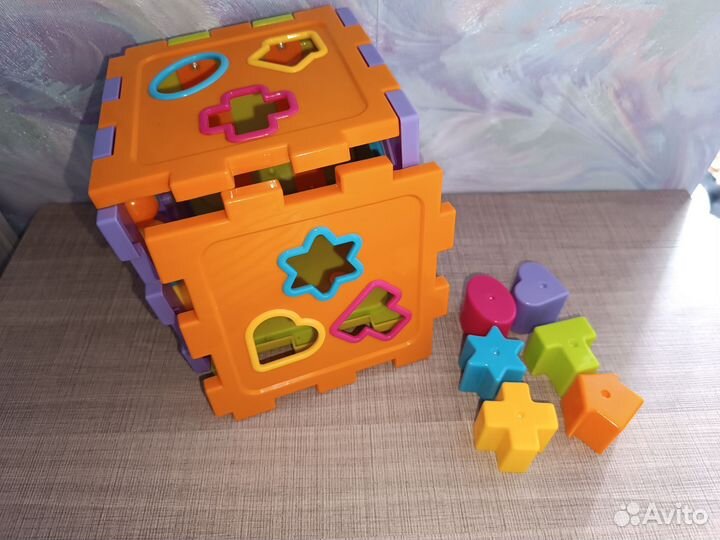 Развивающие игрушки куб-сортер и игровой центр
