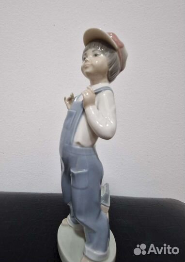 Фарфоровая статуэтка Lladr