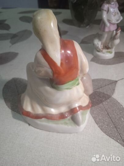 Статуэтка Девушка с кувшином Ереван