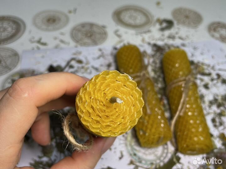 Свечи из вощины желтые с травами, ручная работа