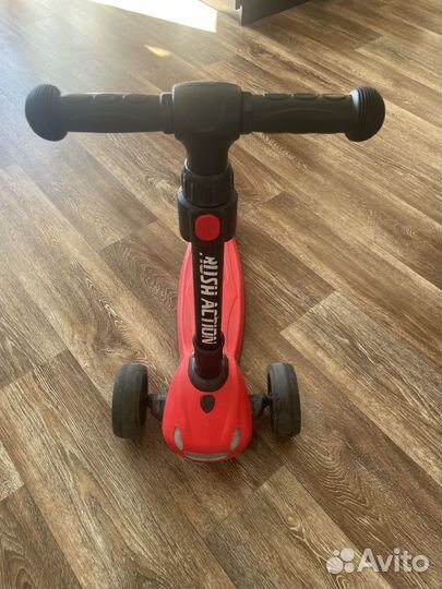 Самокат трехколесный