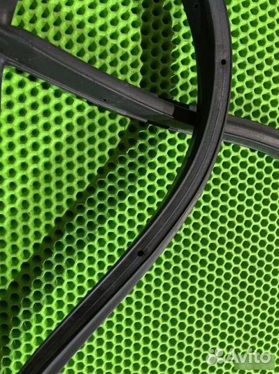 Уплотнитель передний правый Subaru Outback BP9