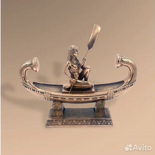 Скульптура египтянки в лодке