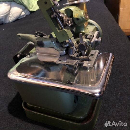 Старинная швейная машинка