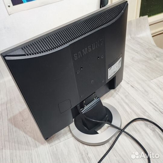 Монитор 19 дюймов