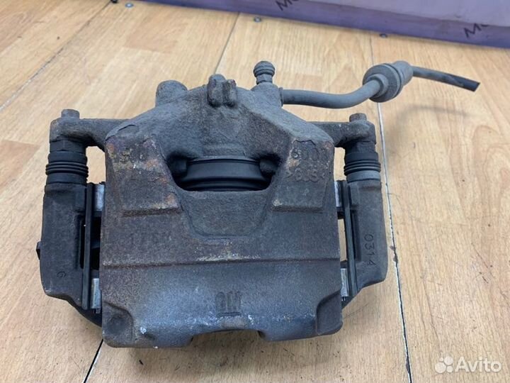 Тормозной суппорт передний левый Opel Astra J