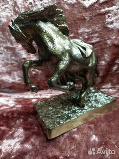 Металический конь с папоной