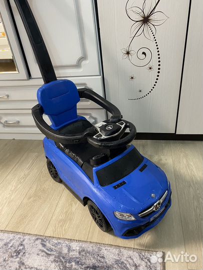 Машинка каталка толокар с ручкой