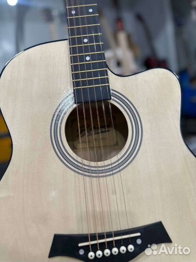 Акустическая гитара натуральное дерево