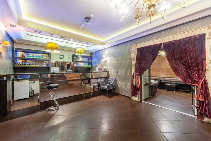 Помещ. с арендатором (общепит) - у метро (265 м²)